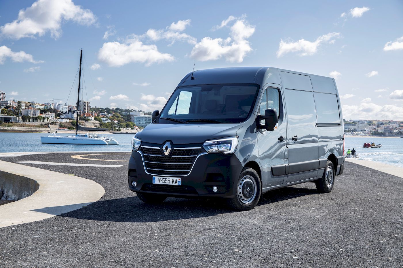 Llega a Alcalá de Henares la Caravana de vehículos adaptados de Renault
